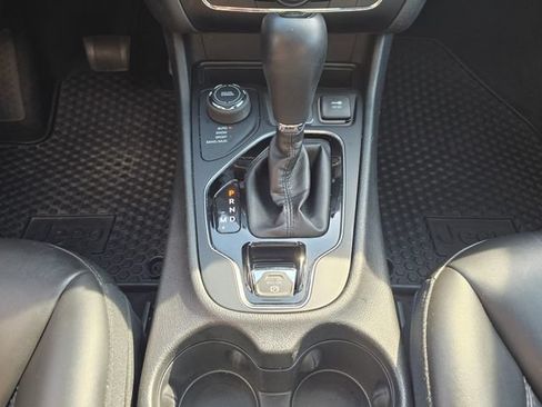 Used 2019 Jeep Cherokee Latitude Plus AWD/4WD image 24
