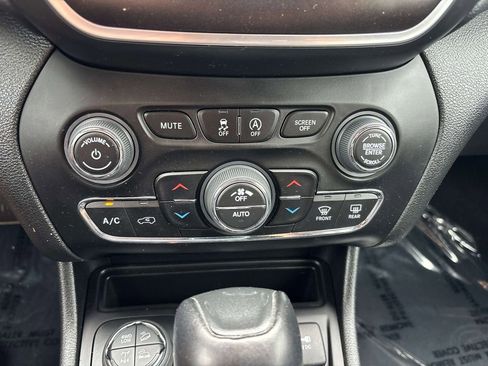 Used 2022 Jeep Cherokee Trailhawk w/ Premium Leather Package AWD/4WD image 29