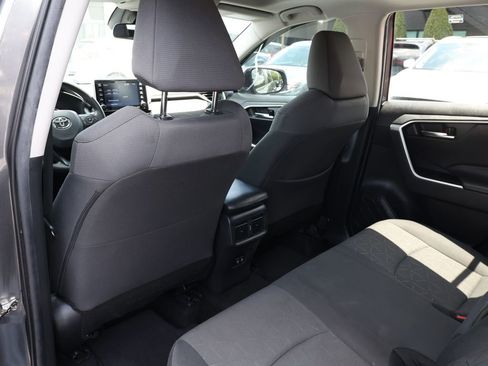 Used 2021 Toyota RAV4 XLE w/ Convenience Package FWD image 17