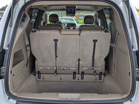 Used 2016 Chrysler Town & Country Touring FWD image 13