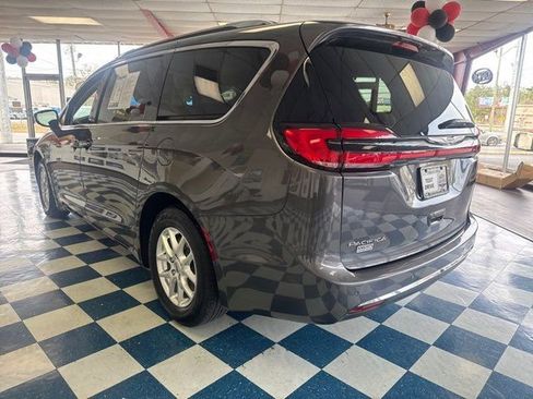 Used 2021 Chrysler Pacifica Touring-L image 5