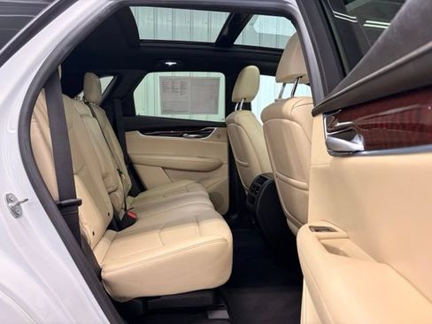Used 2017 Cadillac XT5 Luxury w/ Driver Awareness Package AWD/4WD image 9
