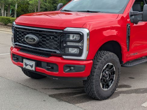Certified 2025 Ford F250 XLT w/ Black Appearance Package AWD/4WD image 10