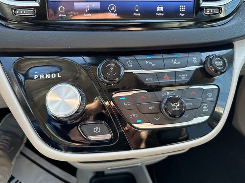 Used 2024 Chrysler Pacifica Touring-L FWD image 18