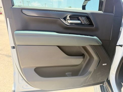 Used 2025 GMC Yukon AT4 w/ AT4 Premium Plus Package AWD/4WD image 7