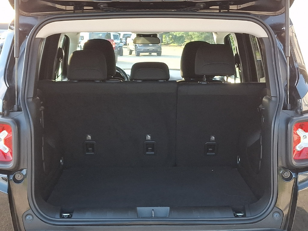 Used 2022 Jeep Renegade Latitude AWD/4WD image 32