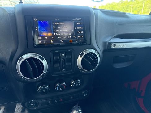 Used 2017 Jeep Wrangler Unlimited Rubicon w/ Max Tow Package AWD/4WD image 10