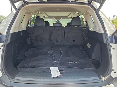 Used 2023 Nissan Rogue SV w/ SV Premium B Package FWD image 16