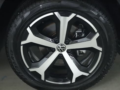 Certified 2025 Volkswagen Tiguan SE image 10