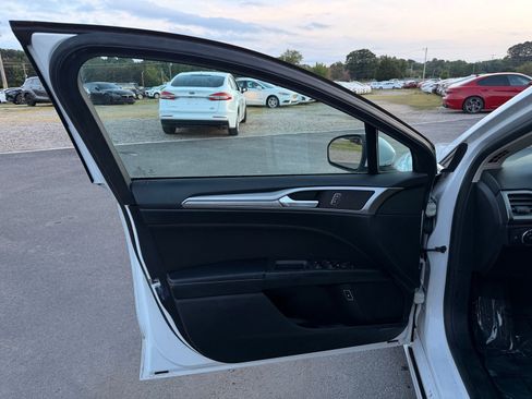 Used 2019 Ford Fusion SE FWD image 11