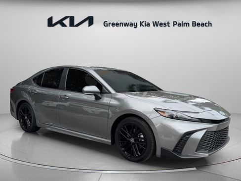 Used 2025 Toyota Camry SE FWD image 1