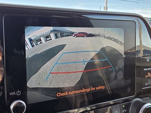 Used 2024 Toyota Highlander XLE image 17