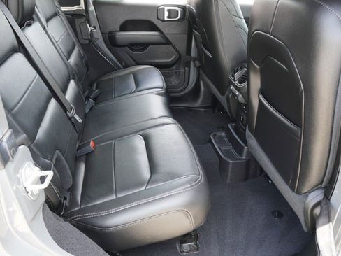 Used 2019 Jeep Wrangler Unlimited Sahara AWD/4WD image 31