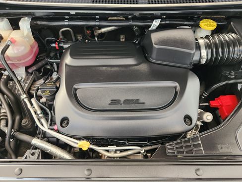 Used 2023 Chrysler Pacifica Touring-L FWD image 34