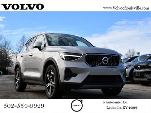 Used 2025 Volvo XC40 B5 Core image 1