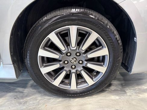 Used 2020 Toyota Sienna XLE Premium AWD/4WD image 31