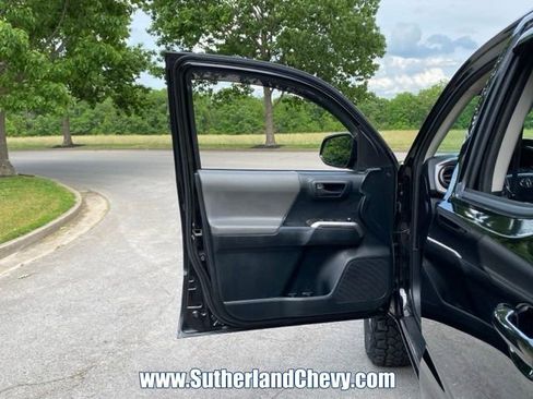 Used 2017 Toyota Tacoma 4x4 Double Cab image 17