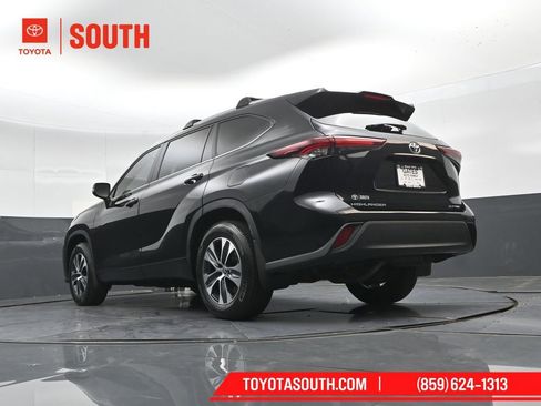 Used 2024 Toyota Highlander XLE image 40