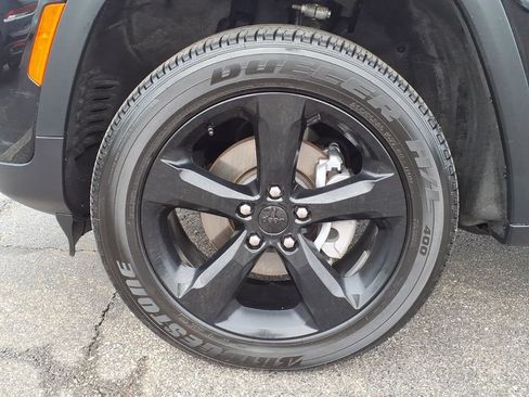 Used 2024 Jeep Grand Cherokee Altitude AWD/4WD image 11