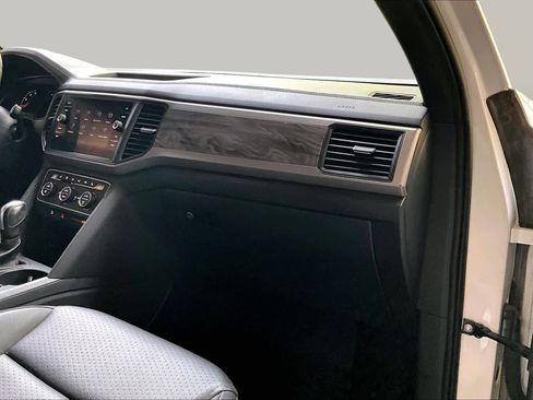 Used 2020 Volkswagen Atlas Cross Sport SE w/ Panoramic Sunroof Package FWD image 18
