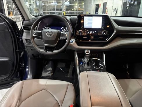 Used 2020 Toyota Highlander XLE AWD/4WD image 25