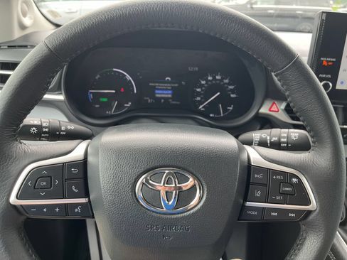 Used 2025 Toyota Sienna XLE w/ XLE Plus Package FWD image 16