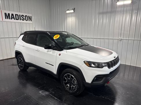 Used 2026 Jeep Compass Trailhawk AWD/4WD image 6