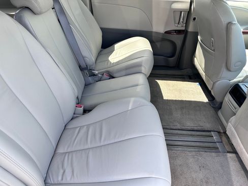 Used 2013 Toyota Sienna XLE FWD image 10
