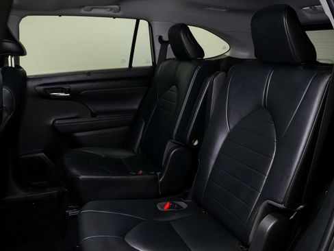 Used 2020 Toyota Highlander XLE AWD/4WD image 20