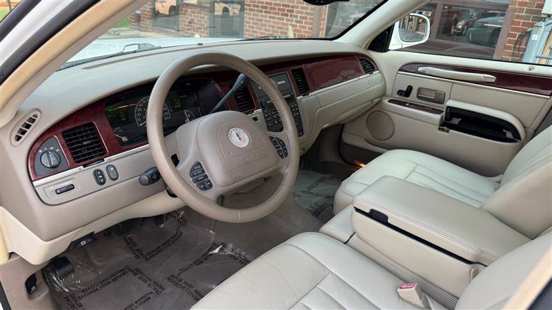 Used 2003 Lincoln Town Car Executive RWD image 27