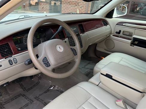 Used 2003 Lincoln Town Car Executive RWD image 27