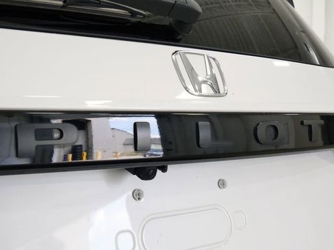 Used 2023 Honda Pilot LX image 9