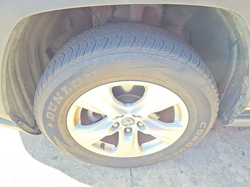 Used 2020 Toyota RAV4 XLE w/ Convenience Package FWD image 2