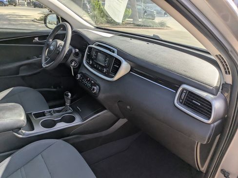 Used 2018 Kia Sorento L image 28