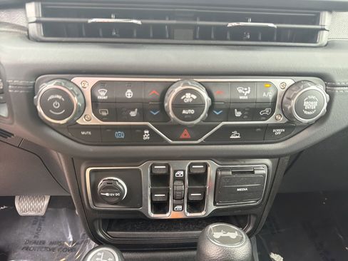 Used 2025 Jeep Wrangler Unlimited Sahara AWD/4WD image 7