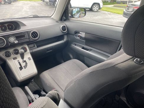 Used 2010 Scion xB FWD image 8