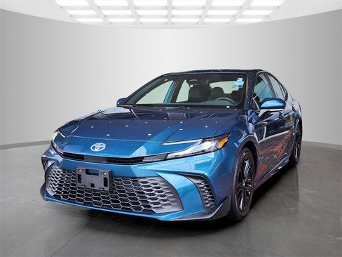 Used 2025 Toyota Camry SE image 9