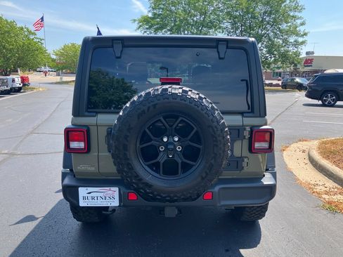Used 2025 Jeep Wrangler Sport AWD/4WD image 5