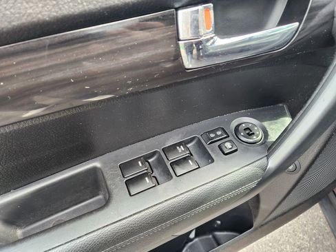 Used 2012 Kia Sorento LX image 21