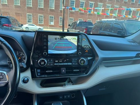 Used 2021 Toyota Highlander XLE AWD/4WD image 39