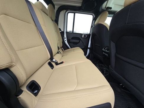 Used 2023 Jeep Gladiator Sport AWD/4WD image 13