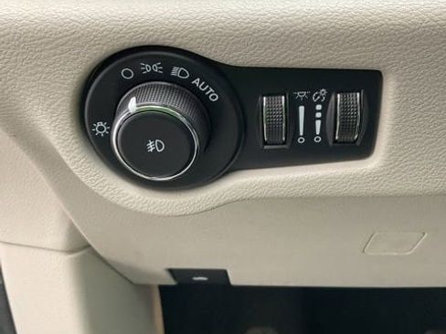 Used 2023 Chrysler Pacifica Limited image 32