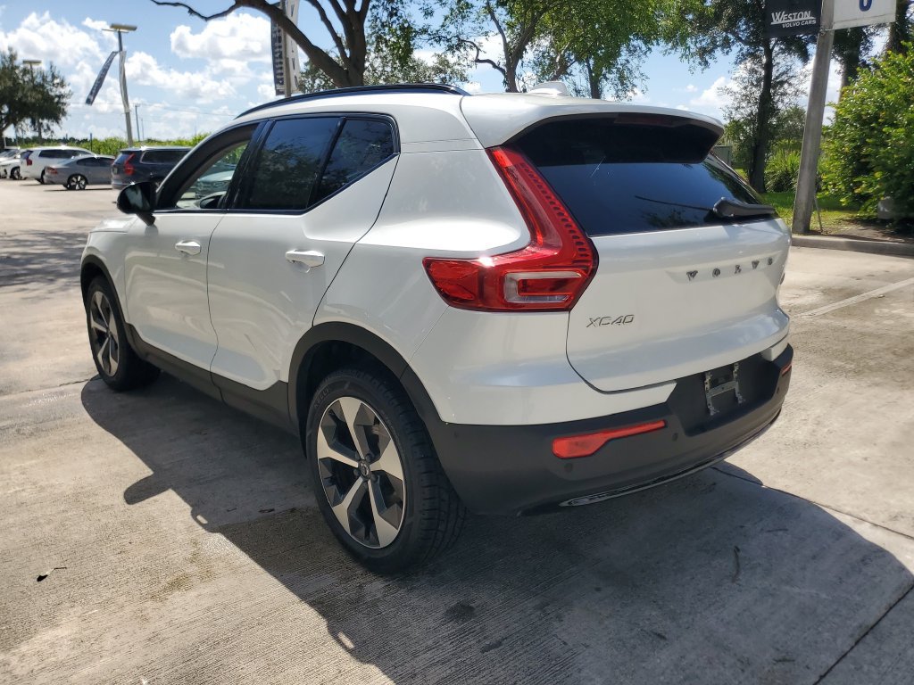 Certified 2024 Volvo XC40 B5 Plus AWD/4WD image 4