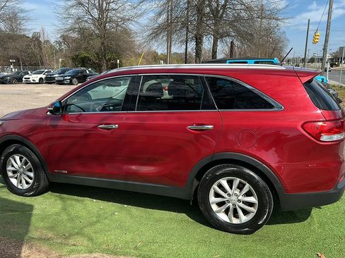 Used 2017 Kia Sorento LX image 5