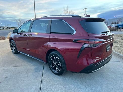 Used 2026 Toyota Sienna Platinum image 5