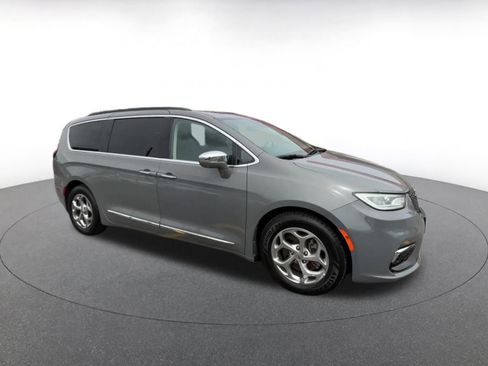 Used 2022 Chrysler Pacifica Limited FWD image 2
