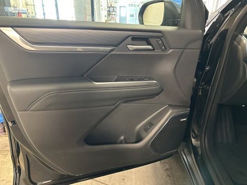 Used 2025 GMC Acadia Elevation image 9