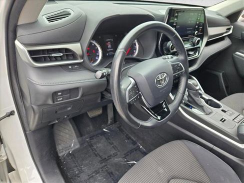 Used 2020 Toyota Highlander LE image 9