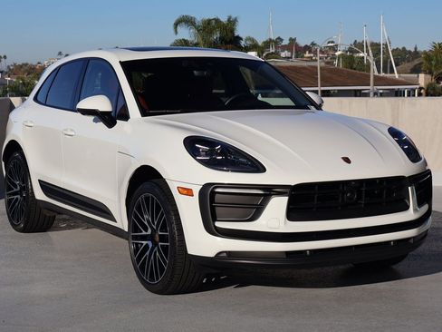 Certified 2025 Porsche Macan image 7