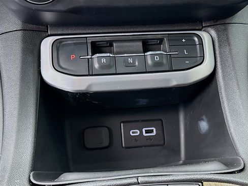 Used 2023 GMC Acadia SLE w/ Driver Convenience Package FWD image 17